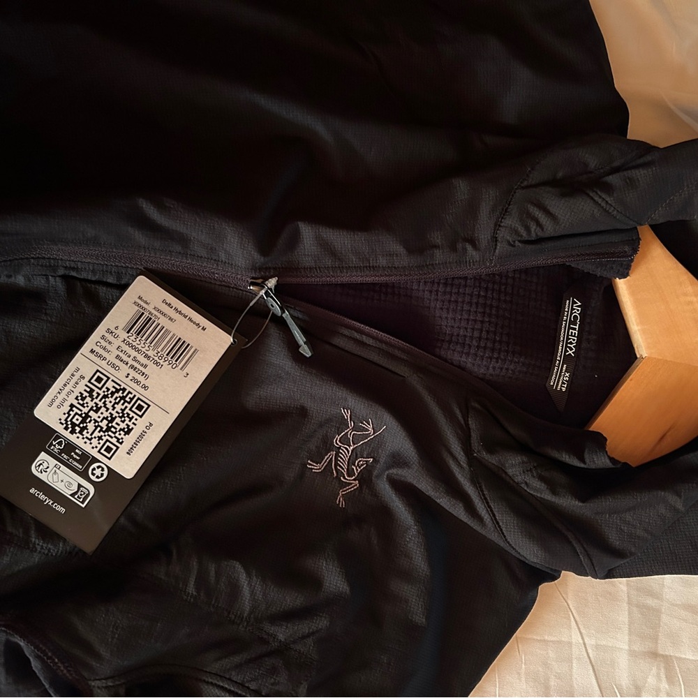 Men’s size xs Arcteryx Delta Hybrid Hoody NWT